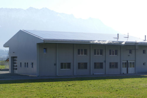 Nachhaltigkeit bei AktivDog Solarzellen auf dem Dach