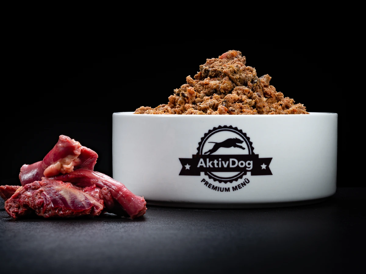Großaufnahme von AktivDog Hundefutter Pferd mit links daneben liegendem rohen Schweizer Pferdefleisch