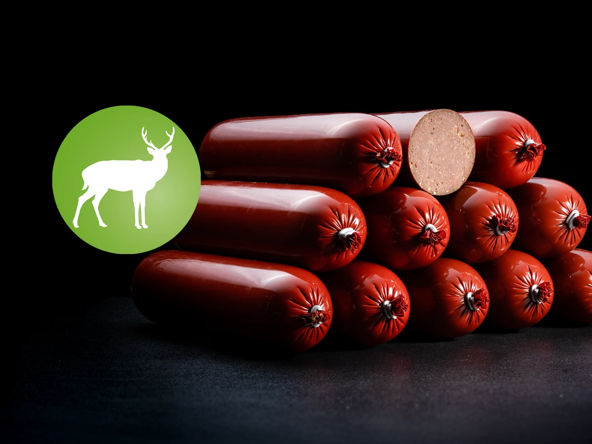 AktivDog schnittfeste 12 Trainingswürste Wild, lecker und kräftig im Geschmack, liegen pur auf einem dunklen Untergrund