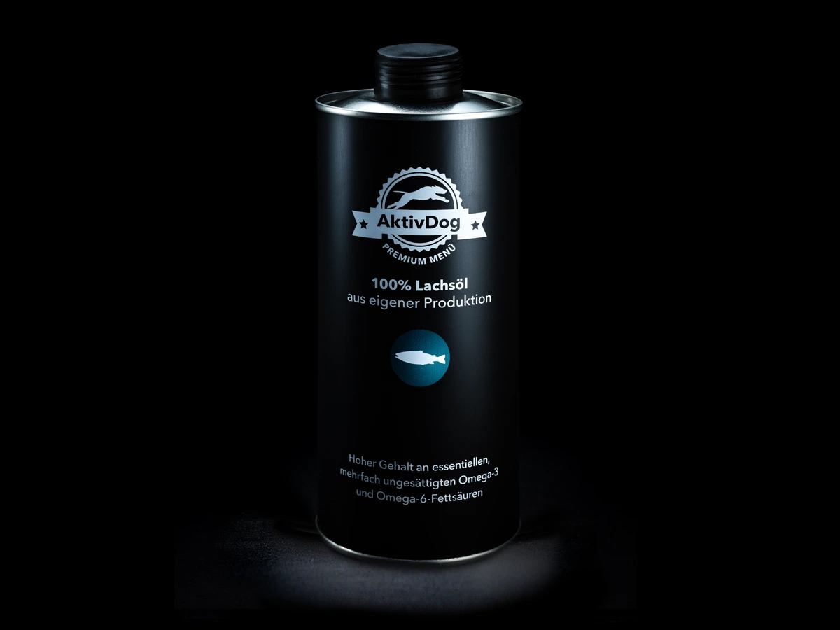 Eine Dose AktivDog Schweizer Lachsöl auf dunklem Hintergrund, 750 ml